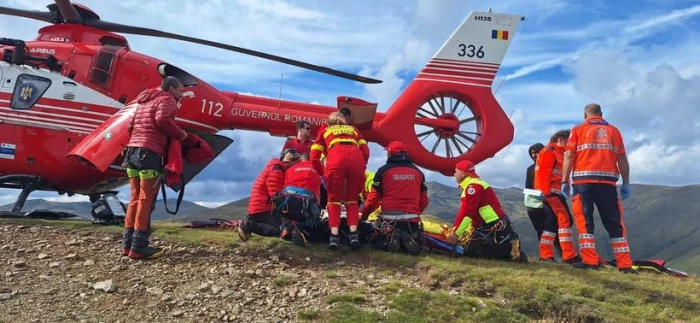 Victimele tragediei în care o mașină a căzut în râpă nu au avut nicio șansă! Șeful Salvamont Argeș a explicat. Doliu în comuna de unde erau tinerii