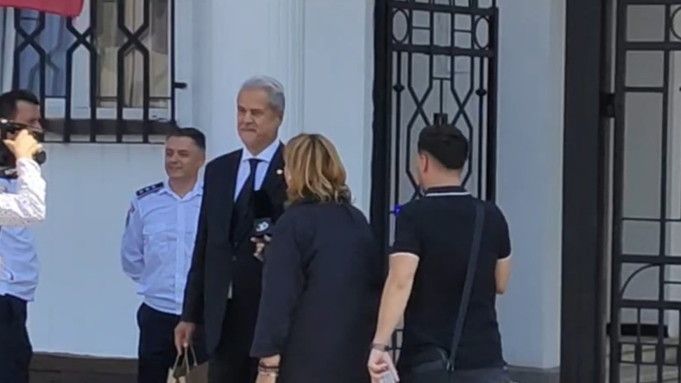 Adrian Năstase mesaj pentru clasa politică la înmormântarea lui Ion Iliescu Ar trebui să facem un efort să unim forțele VIDEO și FOTO
