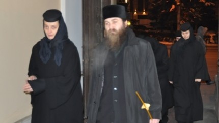 Preoții călugării și măicuțele nu se mai pot trata în spital fără asigurare. Până acum erau din categoriile exceptate. Reacția Patriarhiei