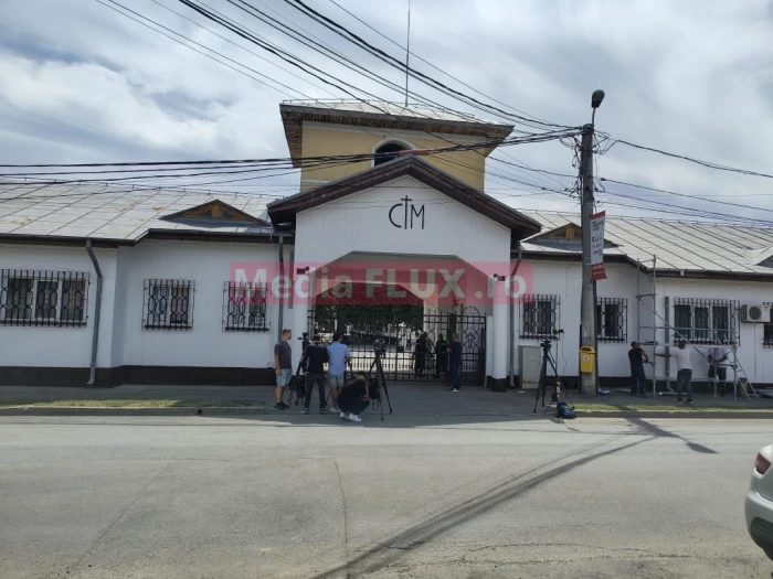 EXCLUSIV Primele imagini de la cimitir și de la casa lui Ion Iliescu. Oamenii au început să depună coroane de flori, presa vânează pe oricine trece prin zonă