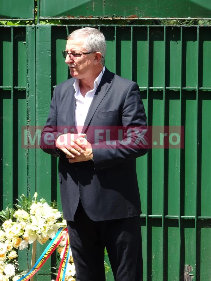 EXCLUSIV Primele imagini de la cimitir și de la casa lui Ion Iliescu. Oamenii au început să depună coroane de flori, presa vânează pe oricine trece prin zonă