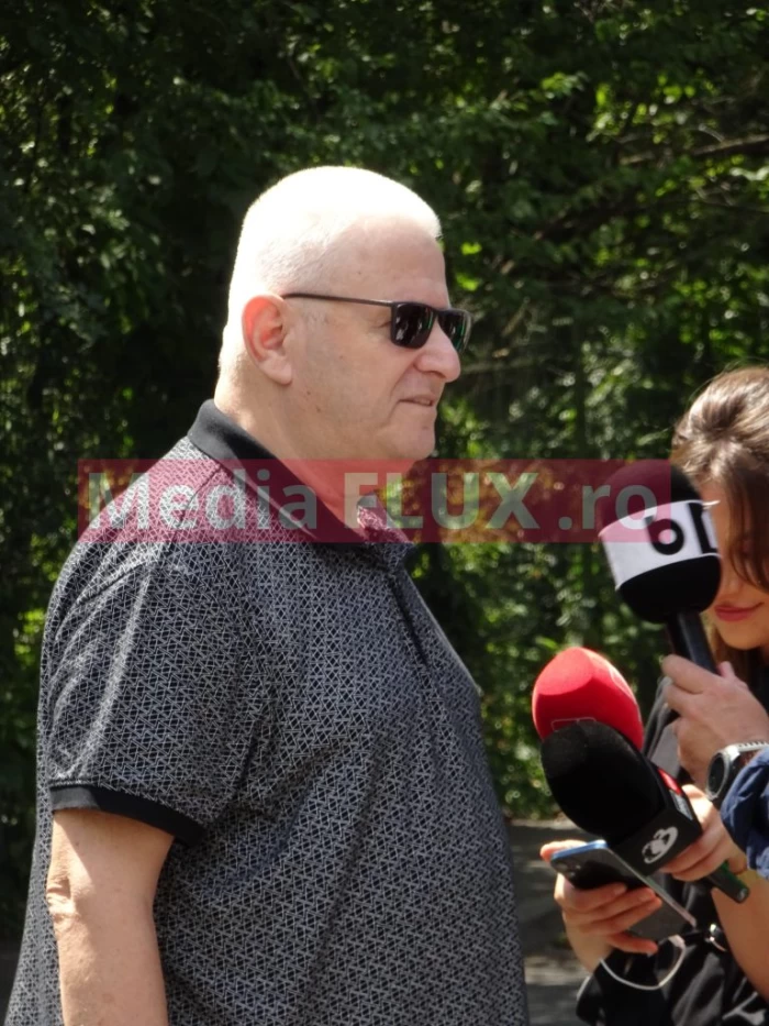 Dr Feller Marian EXCLUSIV Primele imagini de la cimitir și de la casa lui Ion Iliescu. Oamenii au început să depună coroane de flori, presa vânează pe oricine trece prin zonă