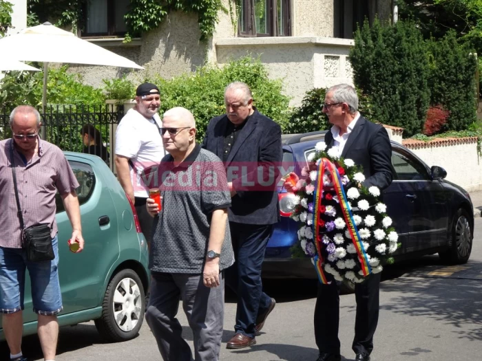 EXCLUSIV Primele imagini de la cimitir și de la casa lui Ion Iliescu. Oamenii au început să depună coroane de flori, presa vânează pe oricine trece prin zonă
