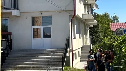 Copil omorât în bătaie de tatăl vitreg UPDATE Bărbatul a fost încătușat. Criminalul baricadat într-un apartament din Otopeni după descoperirea tragediei