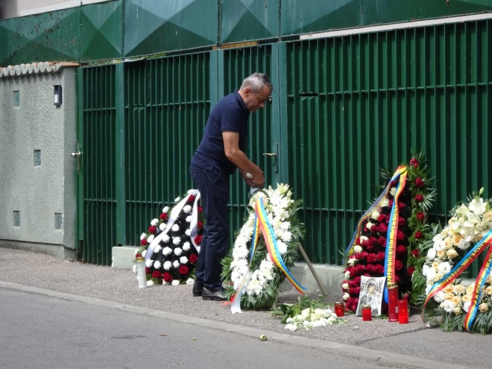 EXCLUSIV Primele imagini de la cimitir și de la casa lui Ion Iliescu. Oamenii au început să depună coroane de flori, presa vânează pe oricine trece prin zonă