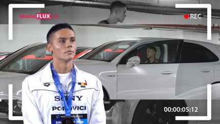 EXCLUSIV PAPARAZZI. David Popovici își păstrează culoarul și în afara bazinului Conduce un alt Porsche și a făcut baie de mulțime la mall FOTO și VIDEO
