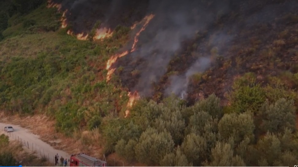 Grecia mistuită de incendii. Sunt evacuate mai multe zone turistice îndrăgite de români VIDEO