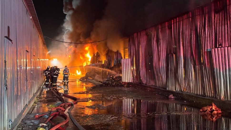 Incendiu puternic în complexul comercial Dragonul Roşu. UPDATE Mesaj RO-ALERT din cauza fumului structura depozitului s-a prăbușit VIDEO