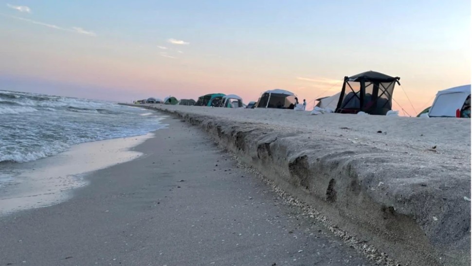 Distrugeri majore după furtunile de pe litoral. Dune de nisip și gropi ascunse în mare