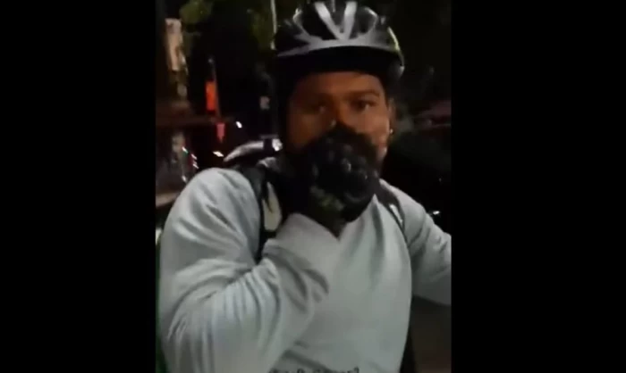 Livrator străin, luat la bătaie pe stradă în București! Un polițist în timpul liber a intervenit. Cazul, semnalat de Marian Godină VIDEO