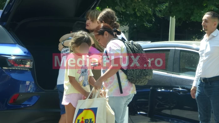 Maria Băsescu și-a scos nepoții la cumpărat rechizite! Fosta primă doamnă a României e o bunică bună sursă foto: Mediaflux