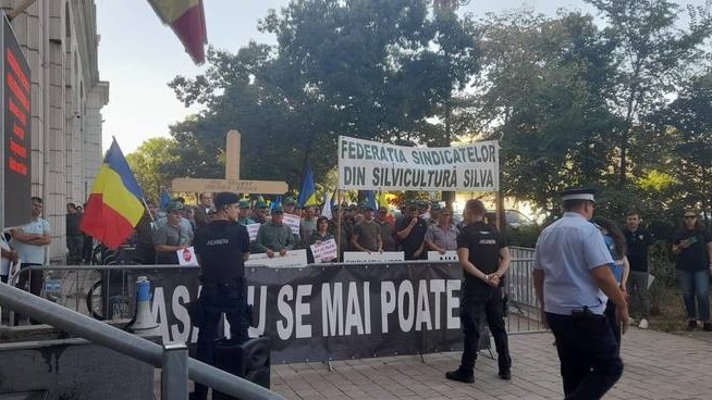 Protest al silvicultorilor la Ministerului Mediului privind reorganizarea Romsilva. Liderii Federației SILVA au refuzat dialogul. Diana Buzoianu respinge dezinformările și explică reforma