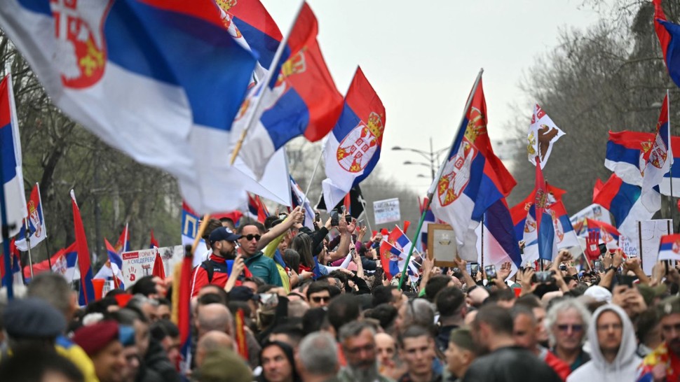 Serbia stă pe un butoi de pulbere. Ciocniri violente între protestatari și susținătorii președintelui