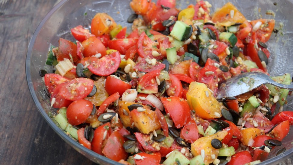 Cum să faci o salată de roșii cu multă zeamă. Trucul folosit în Albania