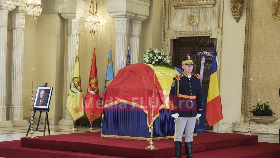 EXCLUSIV Primele imagini cu sicriul lui Ion Iliescu după ce a fost adus la Cotroceni. Parlamentarii României își arată respectele