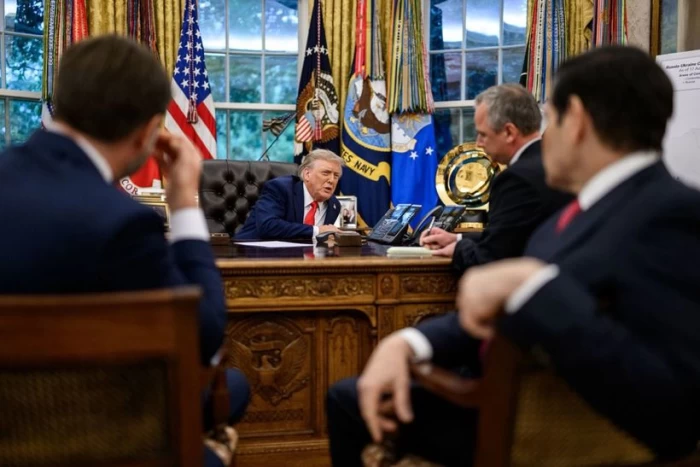 Donald Trump discută cu Vladimir Putin în Biroul Oval