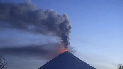 Alertă în Rusia după ce un vulcan s-a trezit după 600 de ani de adormire din cauza cutremurului puternic de zilele trecute VIDEO