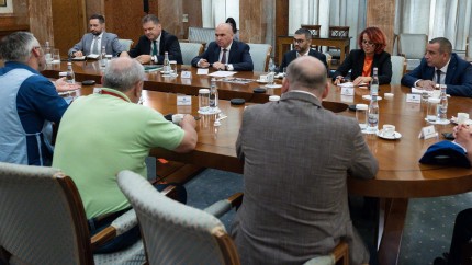 Ce le-a promis premierul Bolojan funcționarilor din administrația publică Nu mai putem continua ca până acum
