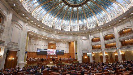 Parlamentul cheltuie 1 milion  pe lună cu angajații aleșilor. Peste 1.000 de consilieri și șoferi la 464 de senatori și deputați