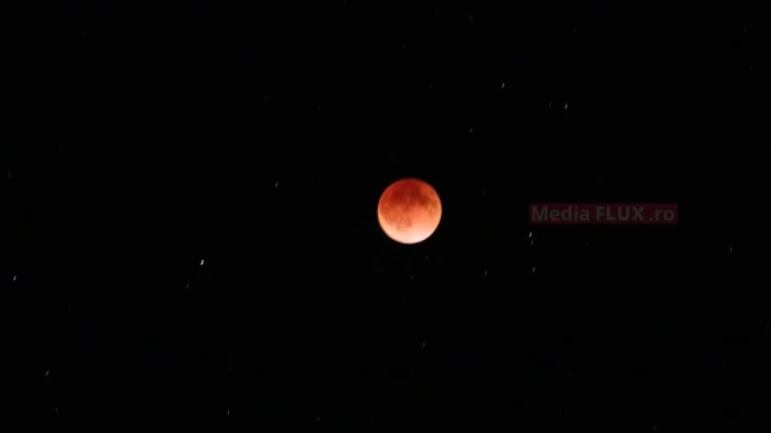 EXCLUSIV Cum s-a văzut eclipsa totală de lună de duminică seară în România. Fenomen astronomic rar FOTO MEDIAFLUX