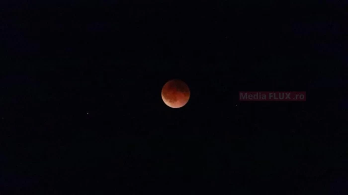 EXCLUSIV Cum s-a văzut eclipsa totală de lună de duminică seară în România. Fenomen astronomic rar FOTO MEDIAFLUX
