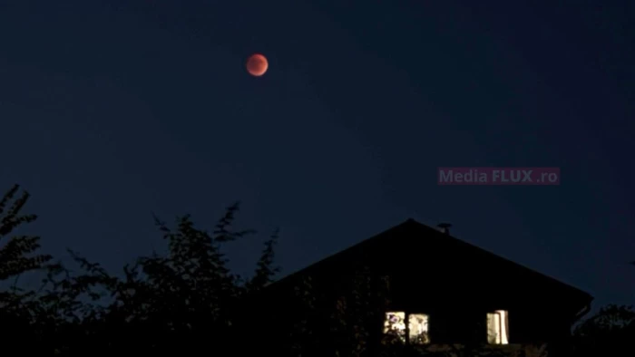 EXCLUSIV Cum s-a văzut eclipsa totală de lună de duminică seară în România. Fenomen astronomic rar FOTO MEDIAFLUX