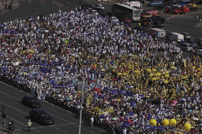 A început protestul profesorilor în Piața Victoriei din prima zi de școală! Sute de cadre didactice s-au strâns în fața Guvernului și au plecat în marș spre Palatul Cotroceni alături de elevi și studenți VIDEO