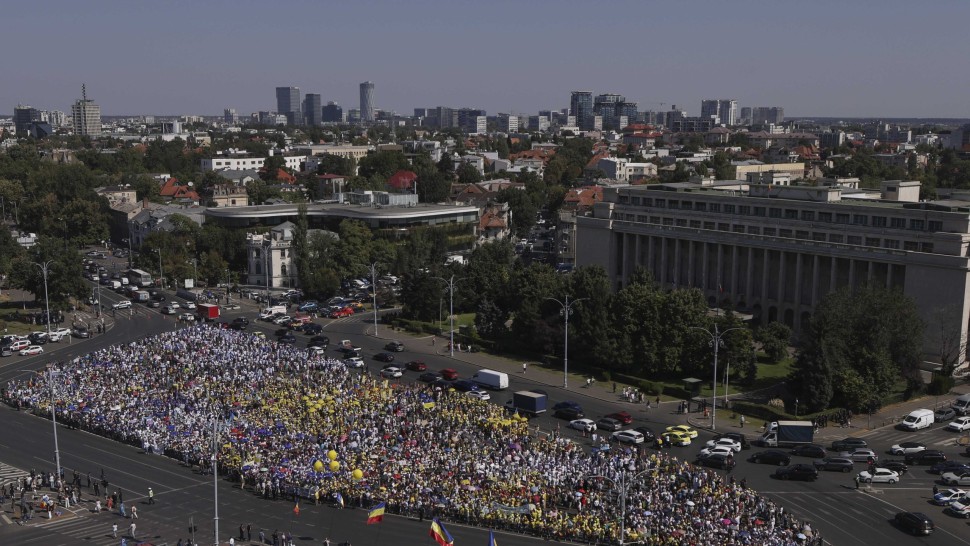 A început protestul profesorilor în Piața Victoriei din prima zi de școală UPDATE Profesorii nu cedează după discuția cu Nicușor Dan VIDEO