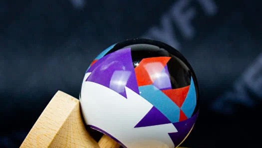 Fenomenul Kendama. Care este impactul acestui joc asupra copiilor Dezvoltă printre altele toleranța la frustrare