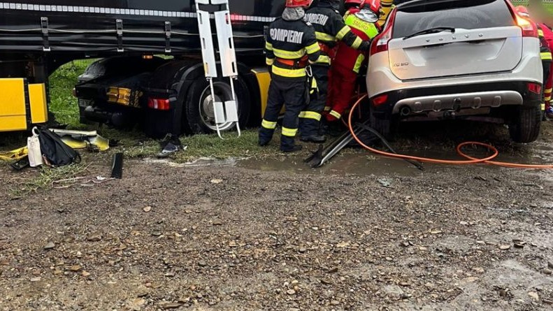 Accident violent la Suceava între un TIR și un autoturism. Un mort și trei răniți grav