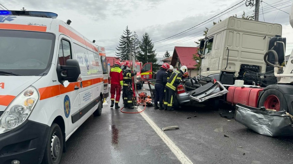 Tragic accident rutier în județul Argeș. Trei persoane au decedat în urma coliziunii între un TIR și au automobil