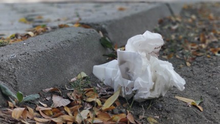 Explodează amenzile în București. Sume de 50 de ori mai mari pentru cine aruncă pe jos ambalaje