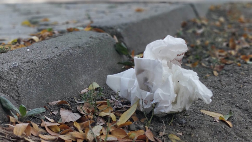 Explodează amenzile în București. Sume de 50 de ori mai mari pentru cine aruncă pe jos ambalaje