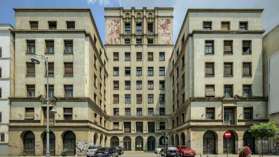Misterele Blocului Roșu palatul abandonat de pe Calea Victoriei. Birouri și spații de locuit pentru muncitori în anii 40