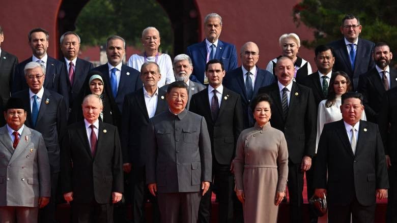 Foștii premieri PSD Adrian Năstase și Viorica Dăncilă prezenți la parada militară organizată la Beijing. UPDATE Reacția MAE. Apar și în fotografia de grup alături de Xi Putin și Kim Jong Un