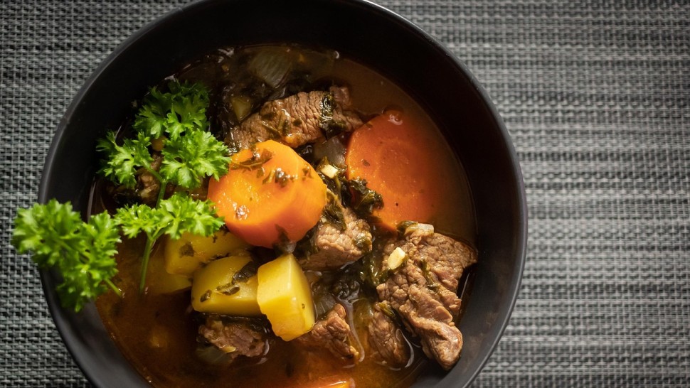 Rețetă de tocăniță de vită cu legume. Mâncarea perfectă pentru zilele reci