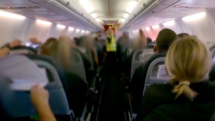 Revin valorile acasă Avion cu infractori români care au primit câte 2.000 de lire și au acceptat deportați din Marea Britanie