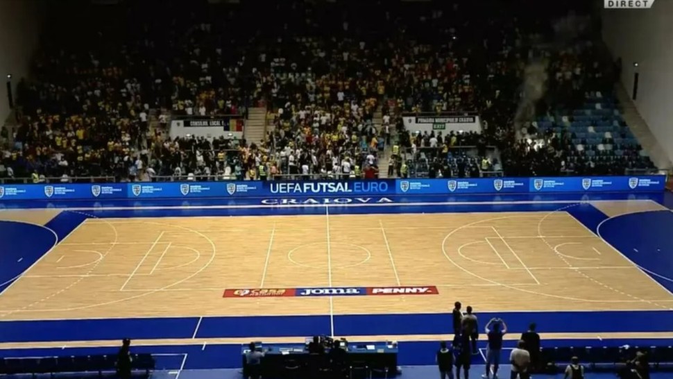 Violențe grave la partida România - Ungaria de fotbal în sală. Suporterii s-au bătut cu jandarmii și au aruncat cu petarde VIDEO