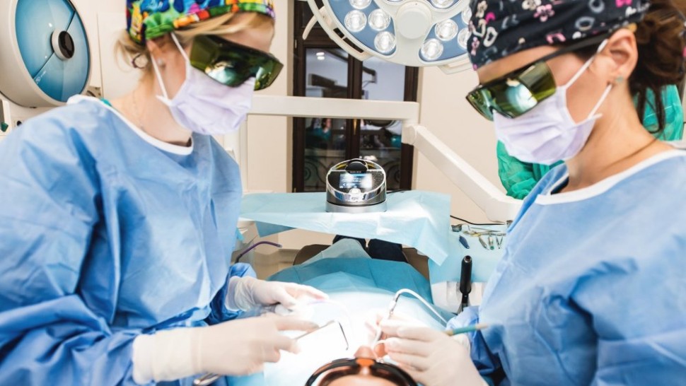 Intră pe site-ul www.dentalpremier.ro pentru a vedea cât costă mai exact un implant dentar P
