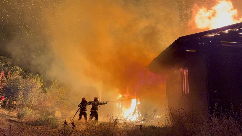 Incendiu puternic în Galați Barăcile unui fost șantier au luat foc FOTO