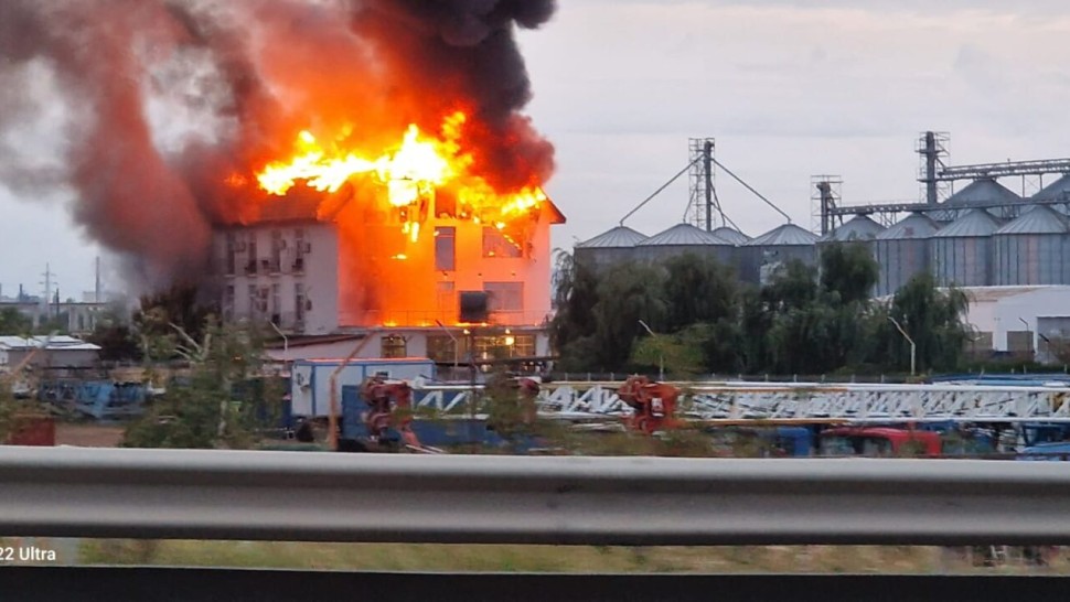 UPDATE Incendiu violent la un hotel din județul Prahova. Două persoane au fost găsite carbonizate