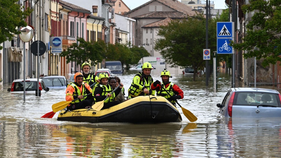 Furtunile şi ploile puternice au făcut prăpăd în Italia. Case mașini și străzi inundate alunecări de teren copii blocaţi în şcoli