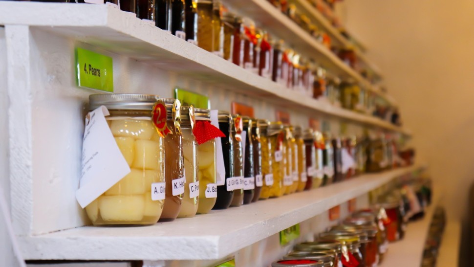 Cum să îți organizezi cămara pentru toamnă. Trucuri anti-risipă alimentară