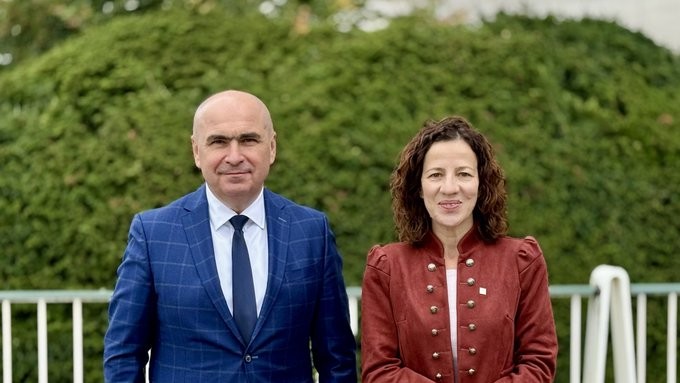 Roxana Mînzatu discuții cu premierul Bolojan la Bruxelles. Ce se întâmplă cu investițiile din PNRR