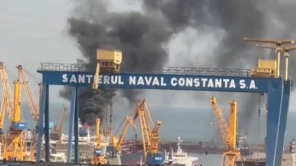 Explozie urmată de un incendiu la Șantierul Naval Constanța. Fumul gros se vede de la zeci de kilometri