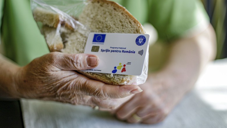 Tichete sociale pentru alimente şi mese calde către persoanele defavorizate. Când intră primii bani pe card