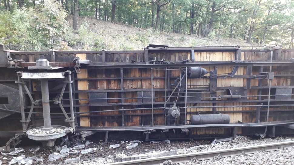 Tren deraiat pe magistrala Bucureşti - Craiova. UPDATE Cum s-a produs incidentul. Traficul este oprit pasagerii au fost transportați cu autovehicule