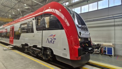 Când ajunge în România primul tren electric produs în Polonia. Rutele pe care ar urma să circule