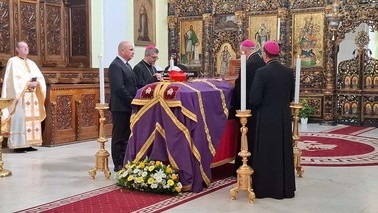 Bolojan la Blaj la căpătâiul Arhiepiscopul Major al Bisericii Greco-Catolice din România. Nicuşor Dan participă luni la funeralii