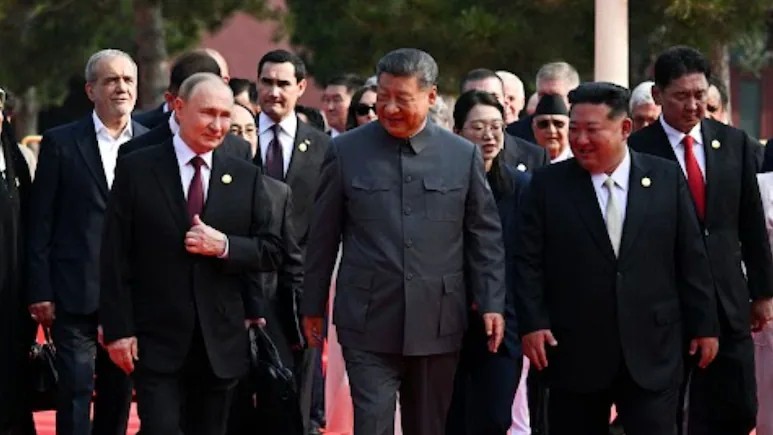 Xi a declarat într-un discurs că lumea se află în fața unei alegeri între pace și război. Trump susține că Rusia China și Coreea de Nord conspiră împotriva SUA